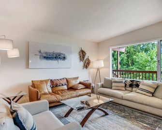 Lakeside 8-Bed Retreat | Game Room | Hot Springs - Ainsworth - Living room