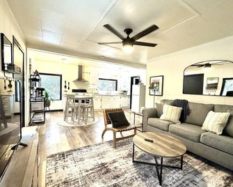 Redwood Trails & Ocean Access 5 Mins Away - Crescent City - Sala de estar