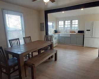 Crowders Mountain View Cottage. 3 bedroom/1 bath. Pet friendly! - Kings Mountain - Їдальня