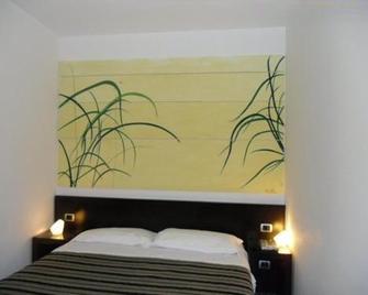 Hotel Zeffiro - Sabaudia - Bedroom