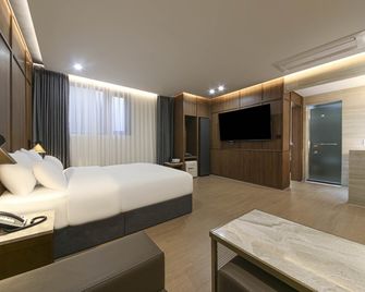 Brown Dot Hotel Pyeonghwa plaza - Mokpo - Bedroom