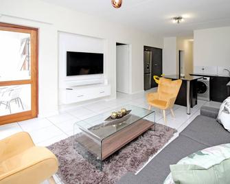 Greenwich 2 Bedroom 2 Bath Serv Apart With 24hrs Electricity - Sandton - Oturma odası