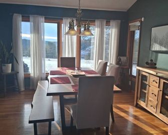 3-bedroom farmhouse in Hocking Hills with an excellent view of the sunsets! - Logan - Їдальня