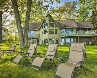 Waterfront Glenn Lake Condo Gas Grill and Views - Glen Arbor - Patio