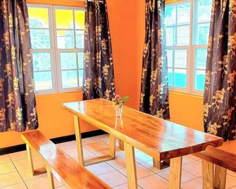 Your colorful Villa Anita in Orange Bay, JA. A place for families and friends. - Orange Bay - Dining room