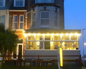 Surfside Stop Guest House - ניוקי - בניין