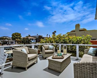 Beach + Bay in One: Top-Floor Peninsula Home with Harbor-View Deck - Newport Beach - Balcony