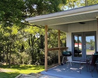 Pinnacle Cottage - 2 bedroom/1.5 bath - near Pilot Mountain State Park - Pinnacle - Patio