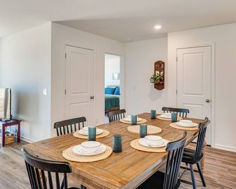 6 Mi to State Park: Newly Built Home in Benson! - Benson - Sala pranzo