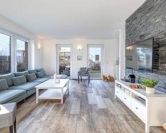 Villa Maarten mit Sauna - Zempin - Wohnzimmer