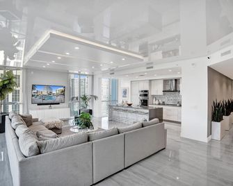 Highrise views of Las Olas, ocean and River Walk. 2 Miles from beach! - Fort Lauderdale - Lobby