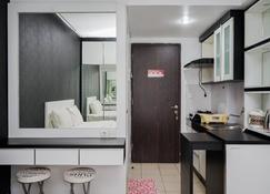 Simply Monochrome and Minimalist Studio at Serpong Greenview Apartment - Tangerang City - Küche