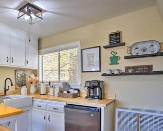 Lake Arrowhead Studio Near Hiking with Hot Tub - Lake Arrowhead - Cocina