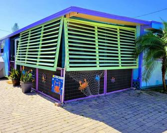 The Crab Shack - Fully-equipped and Updated 2-bedroom Waterfront Vacation Rental - Matlacha - Building