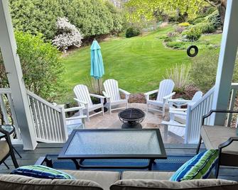 Carraig Mor Cottage - Beautiful House, Amazing Garden, Downtown Baileys Harbor - Baileys Harbor - Патіо