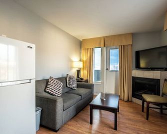 Days Inn by Wyndham Kamloops BC - קאמלופס - סלון