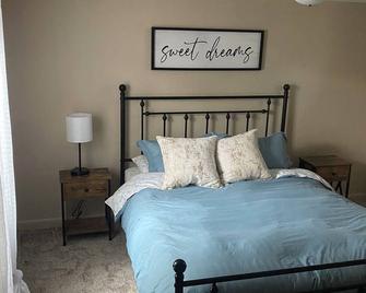 The yellow cottage - Miles City - Bedroom