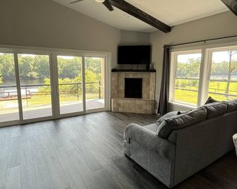 New riverfront home across from Rock Bluff Springs on the Suwannee river - Branford - Living room