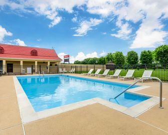 Red Roof Inn Staunton - Staunton - Pool
