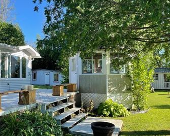 Cozy Riverfront Cottage by Rideau River - Merrickville - Patio