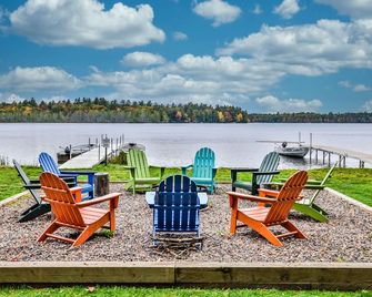 Family & Pet Friendly Luxury Cottage On Crystal Clear, Private Meta Lake! - Eagle River - Patio