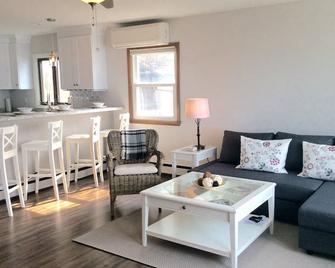 3 Bedroom Lakefront Home on Beaver Dam Lake! - Beaver Dam - Wohnzimmer