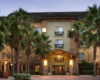 Central Bay Area Retreat Minutes from Wine Country | Room w/ Kitchen - Pleasanton - Gebäude