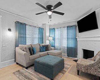 Charming 2 bed 1 bath near Langley Air Force Base - Hampton - Living room