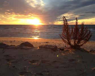 Lakefront Cottage Near Lake MI & Sleeping Bear Dunes National Park - Honor - Playa