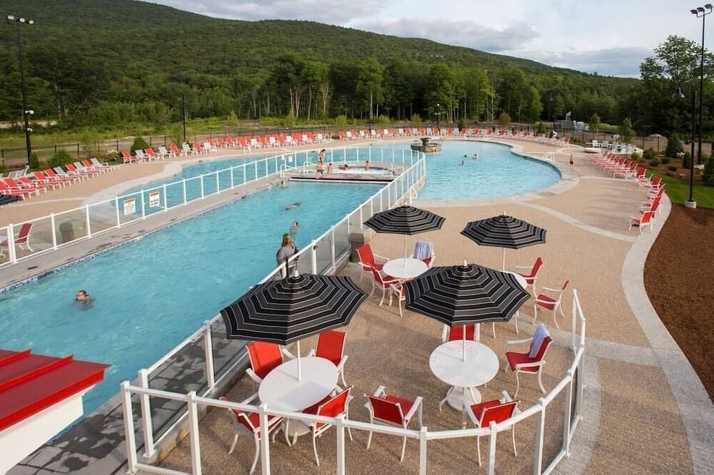 Riverwalk at Loon Studio with Kitchenette and Balcony | Sleeps 4 - Lincoln - Pool