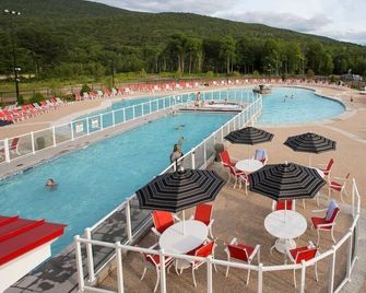 Riverwalk at Loon Studio with Kitchenette and Balcony | Sleeps 4 - Lincoln - Pool