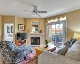 Getaway with Balcony and Spa 13 Mi to Old Town - Phoenix - Wohnzimmer