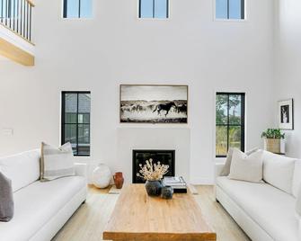 Brand New Westhampton Home with Chic and Modern Design, Perfect for Families - Westhampton - Sala de estar
