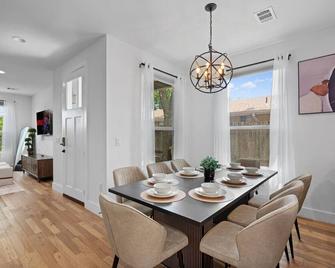 Mins 2 Formula 1 Lux Retreat - Austin - Dining room