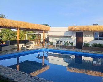 1 person in 6 bed Mixed Dormitory - Puerto Galera - Pool