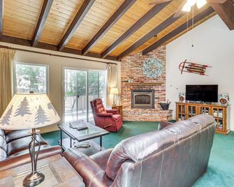 Cozy Incline Village Condo: 1 Mi to Beach! - Incline Village - Living room