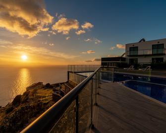 Contemporary villas, shared infinity pool with fantastic views|Sunset Cliff 5 - Fajã da Ovelha - Piscina