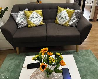 Cozy 2-bedroom apartment with WiFi, AC in welcoming Las Piñas - Las Piñas - Sala de estar