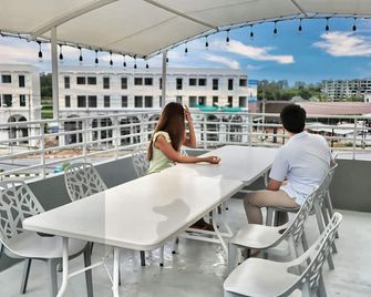 Friends Hostel - Phuket Airport - Phuket City - Balcony