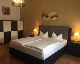 Hotel Monte Cristo - אופנבך אם מיין - חדר שינה