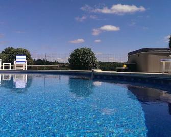 Maroux Vian (Hirondelle) Luxury country cottages - Callac - Piscina