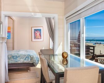 Amazing Oceanside Cottage w Private Beach Lot - Stinson Beach - Bedroom