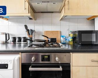 Epsom Racecourse Retreat with Private Parking - Purley - Cocina