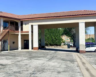 Castaic Inn Near Six Flags Magic Mountain - Castaic - Gebouw