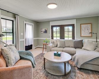 Pond Views: Spacious Family Home in Presque Isle! - Presque Isle - Sala de estar