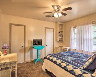 Ranch-Style Cottage - 2 Miles to Philbrook Museum! - Tulsa - Bedroom