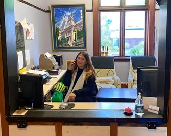 Manor House Accommodation - Dunedin - Front desk