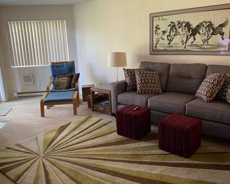 Attractive & Comfortable Upscale Condo Close to Everything - Tualatin - Living room