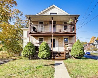 1 Mi to Main St: Riverside Torrington Apt w/ Yard - Torrington - Gebouw