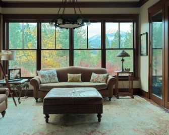 Mountain View Villa - Alpine Falls Ranch - Superior - Living room
